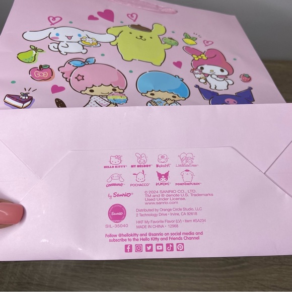 Hello Kitty & Friends Pink Gift Wrap Bag NEW - Picture 3 of 3